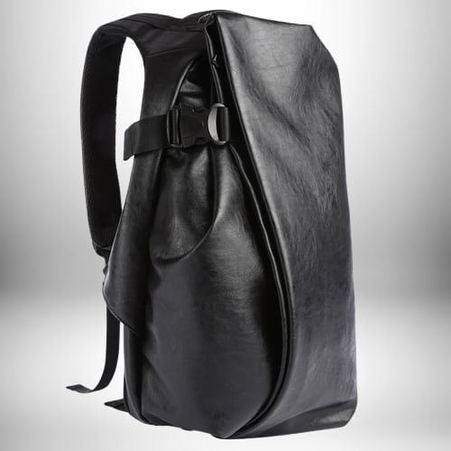 Un sac à dos noir en simili cuir avec une fermeture à boucle sur le côté.