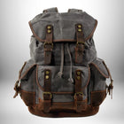 Un sac à dos gris et marron avec des boucles de cuir.
 — vue 7