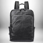 Sac à dos en cuir noir avec une poche zippée à l'avant et des poches latérales. Le sac à dos a une poignée supérieure et des bretelles rembourrées. — vue 7