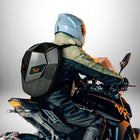 Un motard vu de dos porte un sac à dos moto rigide​ noir futuriste sur une moto de couleur sombre. — vue 3