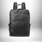 Un sac à dos en cuir noir avec une poche zippée sur le devant et des poches latérales.
 — vue 6