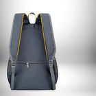 Vue arrière d'un sac à dos gris foncé avec des accents jaunes.
 — vue 4