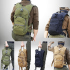 Plusieurs personnes portant des sacs à dos de différentes couleurs ; sur fond blanc. Il y a un sac à dos vert olive, un sac à dos bleu marine, un sac à dos beige et un sac à dos de couleur terre. Il y a des personnes portant les sacs à dos sur le dos, et d'autres personnes tenant les sacs à dos en main. — vue 5
