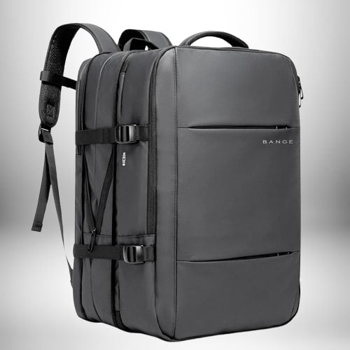 Gros plan isolé d'un sac à dos noir, avec des sangles d'épaule, des boucles et une poignée sur le dessus. Le nom « BANGE » est imprimé à l'avant du sac à dos. L'arrière-plan est un halo blanc clair.