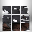 Voici une série de gros plans de détails d'un sac à bandoulière en toile homme​. Les panneaux sur le sac à bandoulière montrent une variété de poches et de compartiments pour les appareils électroniques tels que les téléphones, les tablettes et un appareil photo. Les poches intérieures ont une doublure en tissu plus clair. 
 — vue 4