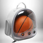Un sac à dos de transport pour lapin blanc avec une fenêtre transparente et une poignée supérieure contenant un ballon de basket. — vue 3