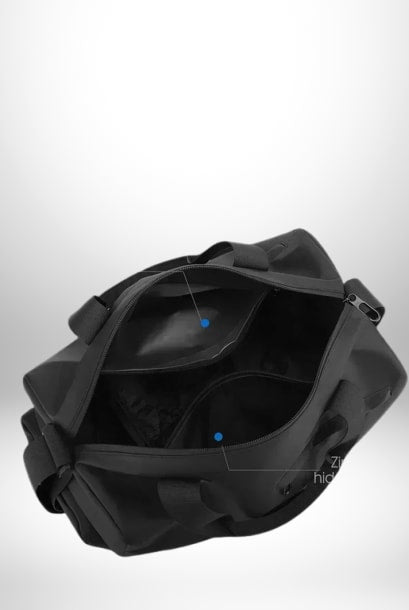 Un sac à bandoulière sport noir en gros plan avec le compartiment principal ouvert et des poches intérieures visibles.

