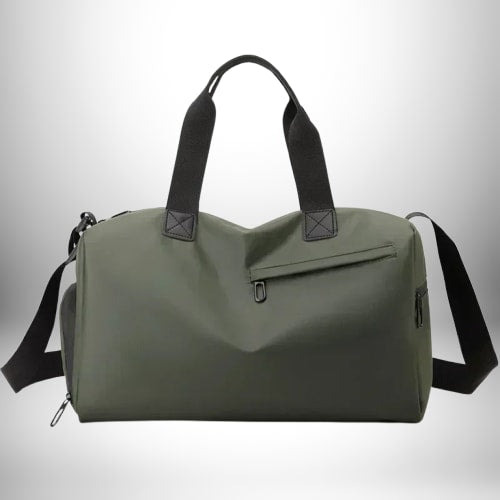Voici une description de l'image :
Un sac à bandoulière sport vert olive bien présenté, posé sur fond blanc. Le sac a une forme arrondie et des coutures bien définies. Il dispose d'une grande poche zippée sur le devant, ainsi que d'une poche de chaque côté. Le sac est équipé de sangles noires pour les mains et d'une bandoulière noire amovible.