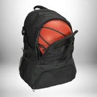 Un sac à dos noir avec un ballon de basket orange à l'intérieur. Le sac à dos foot présente une partie poche.
 — vue 3