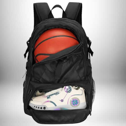 Un sac à dos foot noir ouvert avec un ballon de basket orange à l'intérieur de la poche principale et des chaussures de basket blanches dans la poche inférieure.