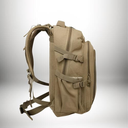 Vue latérale d'un sac à dos zip de couleur beige avec plusieurs poches et sangles