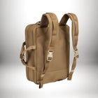 Vue arrière d'un sac cavaillon beige. Le sac est rectangulaire avec des poignées et des bretelles. Les bretelles sont attachées avec des boucles en plastique. Il est posé sur fond blanc. — vue 3