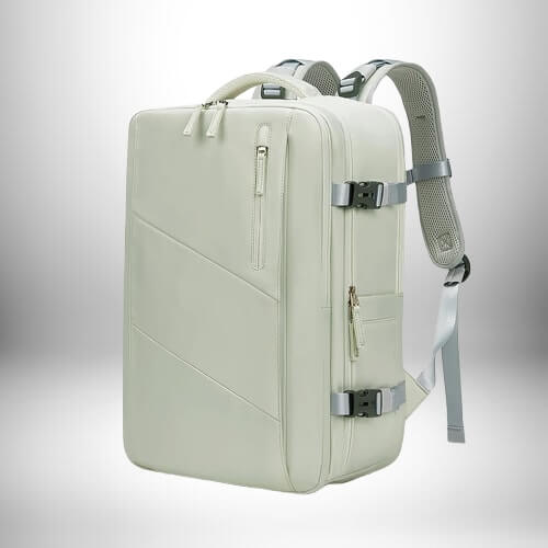 Un sac à dos cabine easyjet blanc avec des sangles de couleur grise et des fermetures éclair apparentes.