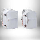 Deux sacs à dos blancs de style moderne. Le design semble suggérer un format de sac cabine easyjet 45x36x20. — vue 6