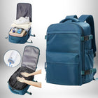 Sac à dos bleu de voyage, présenté ouvert pour montrer l'espace intérieur et la capacité, avec le terme "bagage a main easy jet" implicite dans son design et sa taille. L'image illustre le sac rempli de vêtements et d'accessoires, avec des détails sur la doublure intérieure et des poches extérieures.
 — vue 4