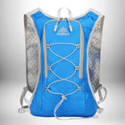 Un sac à dos d'hydratation bleu avec des détails gris et une poche en filet sur le côté. Le sac à dos a des cordons élastiques pour l'ajustement.
 — vue 5