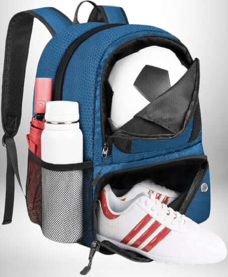 Un sac à dos bleu contenant un ballon de foot, une bouteille d'eau, un parapluie et une paire de chaussures de foot.
