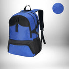 Un sac à dos foot bleu et noir avec un motif hexagonal en relief. Il y a une forme circulaire bleu en haut à droite qui imite le motif de surface sur le sac à dos. La couleur principale du sac à dos est le bleu et le noir est utilisé comme garniture.
 — vue 6