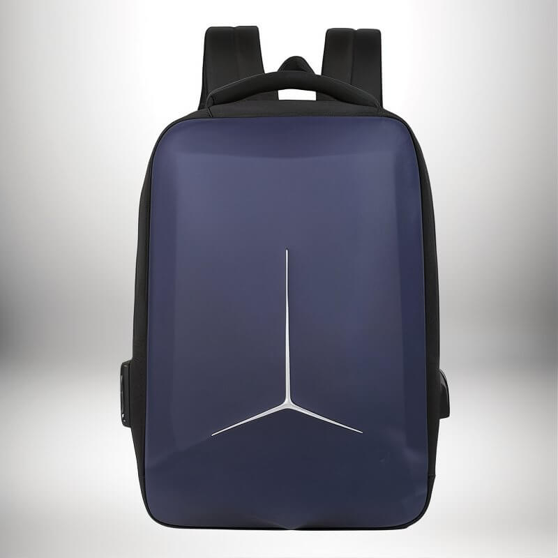 Image d'un sac à dos coque rigide bleu foncé avec un motif géométrique blanc en forme de Y sur le devant. Le sac a des bretelles noires et une poignée supérieure, ainsi qu'un port USB sur le côté.