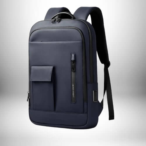 Voici un sac a dos homme design de couleur bleu foncé, placé sur un fond blanc et une ombre dégradée. Le sac à dos a une poche sur le devant, une poche zippée verticale, et une poignée sur le dessus. Les bretelles noires se trouvent sur le haut du sac.
