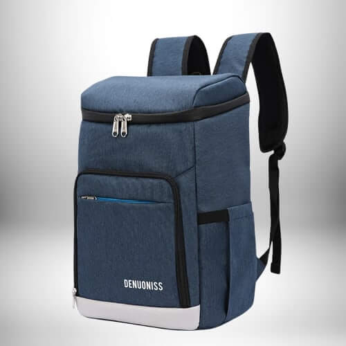 Un sac à dos glacière bleu marine avec une poche avant zippée et une base en blanc cassé. Il a une fermeture éclair sur le dessus et des bretelles rembourrées.
