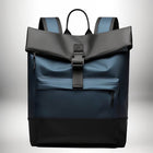 Un sac a dos business en noir et bleu, avec une poche avant zippée, une fermeture par boucle et un grand rabat supérieur. — vue 5