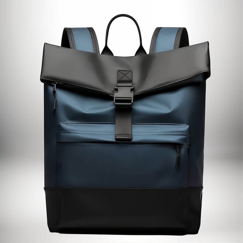 Un sac a dos business en noir et bleu, avec une poche avant zippée, une fermeture par boucle et un grand rabat supérieur.