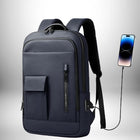 Un sac à dos homme design de couleur bleu foncé avec des compartiments pour ordinateur portable et une poche avant, avec un port USB pour la recharge de smartphone.
 — vue 2