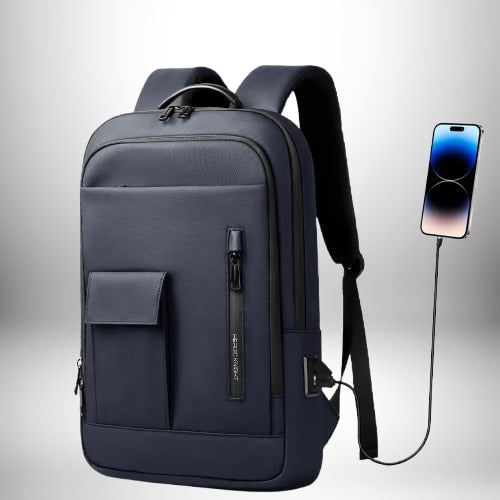Un sac à dos homme design de couleur bleu foncé avec des compartiments pour ordinateur portable et une poche avant, avec un port USB pour la recharge de smartphone.
