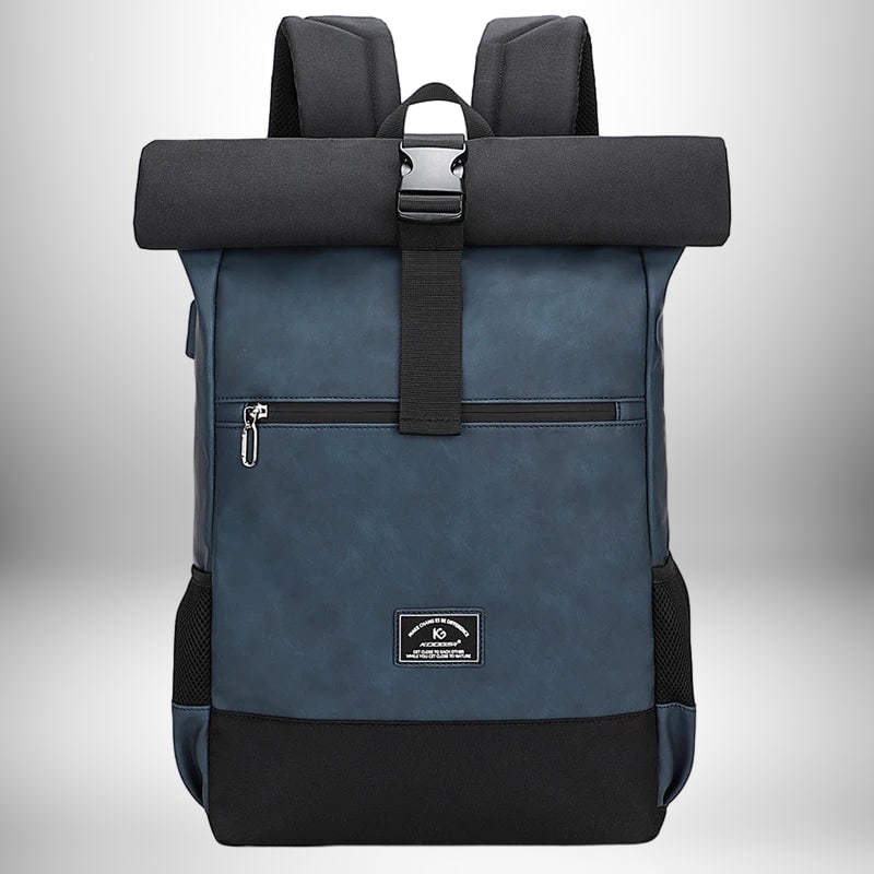 Un sac à dos bleu avec des détails noirs et une fermeture à boucle, un excellent sac à dos pour les déplacements.