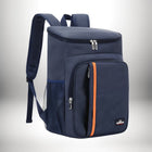 Image d'un sac a dos lunch bleu marine avec des poches et des bretelles ajustables. Il y a une bande orange verticale sur le devant. — vue 7