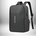 Un sac à dos noir avec une bande blanche verticale de trois traits au centre, une poche latérale en tissu, et un connecteur USB sur le côté.
 — vue 6