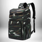 Un sac à dos de style militaire avec un motif de camouflage numérique vert et noir. Le sac à dos possède une poche avant zippée, des bretelles réglables noires et une poche en filet sur le côté. Il est marqué ""DENUONISS"" sur le bas. — vue 8