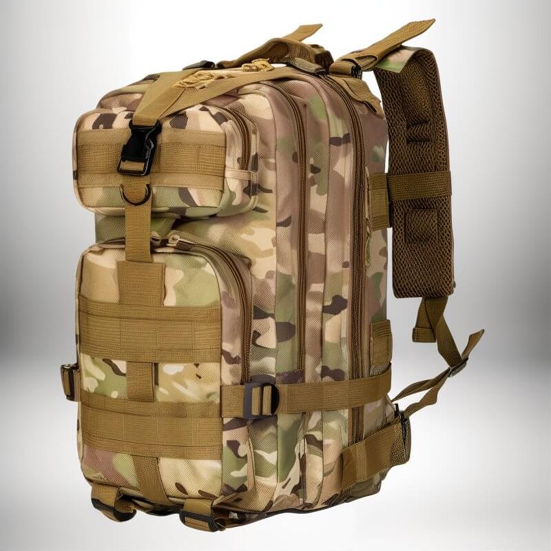 Image d'un sac à dos militaire en camouflage, potentiellement un sac infirmier, avec de nombreuses poches, sangles et attaches.