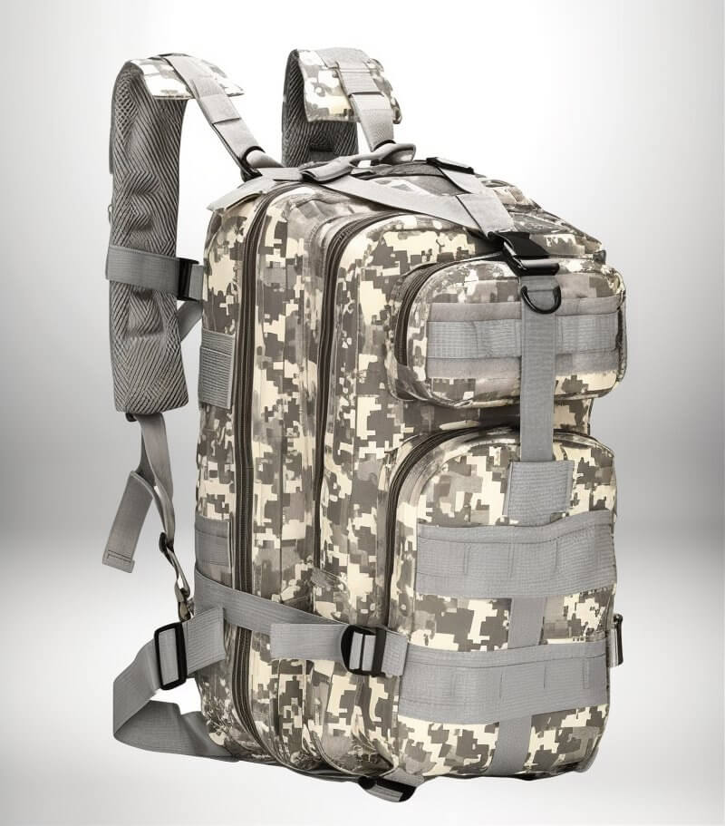 Un sac à dos camouflage gris et blanc avec de nombreuses poches, poignées et sangles réglables. Bien qu'il ne soit pas spécifiquement conçu pour le soin infirmier, il pourrait potentiellement être utilisé comme sac infirmier en raison de ses nombreux compartiments et sangles.