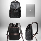 L'image présente un sac à dos en cuir noir, avec différentes vues pour montrer ses détails, ainsi qu'un ordinateur portable argenté. Le sac à dos a des poches latérales et une sangle de fermeture. Le sac à dos est le point focal de la mise en scène et est mis en évidence par la présence d'un ordinateur portable. Ces objets sont présentés sur un fond blanc dégradé. — vue 3