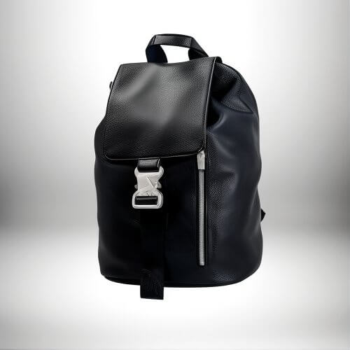 Un sac a dos metal noir en cuir avec une boucle argentée
