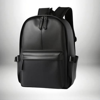 Un sac dos cuir homme noir, élégant et moderne, avec plusieurs compartiments et fermetures éclair.