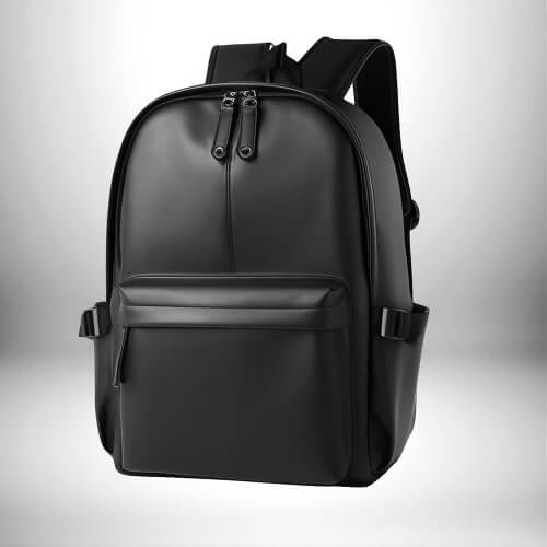 Un sac dos cuir homme noir, élégant et moderne, avec plusieurs compartiments et fermetures éclair.