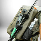 Un homme porte un sac de sport imperméable olive sur le dos. Le sac est équipé pour la pêche. Il y a une bouteille d'eau dans une poche en filet et une canne à pêche avec une poignée verte fixée au sac. — vue 5