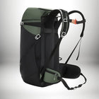 Un sac à dos de couleur noire et verte. Le sac à dos a de nombreuses sangles et boucles, et son dos est rembourré pour plus de confort. — vue 4
