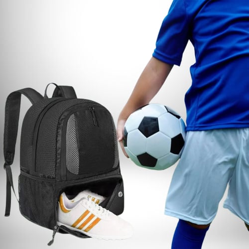 Image d'un enfant avec un ballon de foot et un sac à dos foot.
