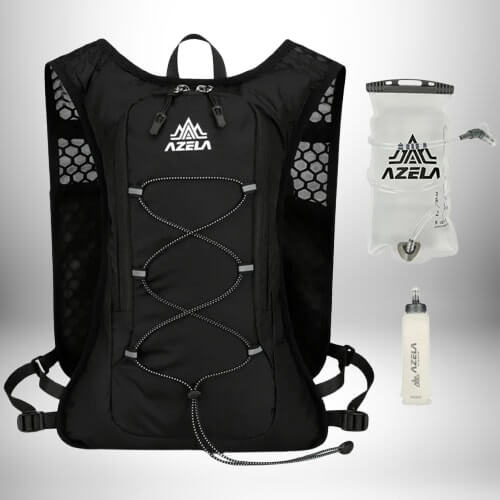 Une image d'un sac à dos d'hydratation noir avec des accessoires. 
