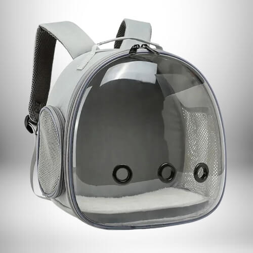 Un sac à dos de transport pour animaux gris avec une fenêtre en plastique transparent, ressemblant à un sac à dos de transport pour lapin.