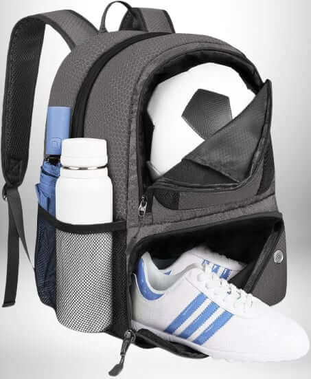 Un sac à dos gris pour le sport, avec un ballon de foot, des baskets et une bouteille d'eau visible. Le "sac à dos foot" a des poches latérales pour ranger les articles supplémentaires.
