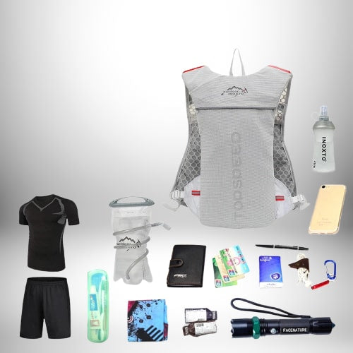 L'image présente une gamme d'objets de sport, notamment un sac à dos gourde, des vêtements de sport, et d'autres accessoires comme un portefeuille, une lampe de poche et un téléphone.
