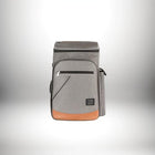 Un sac à dos picnic de couleur grise se dresse devant une surface claire. — vue 5