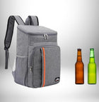 Voici une photo d'un sac à dos isotherme de travail gris avec des bouteilles de bière brunes et vertes.
 — vue 3