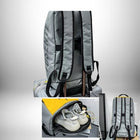 Un sac à dos de foot avec compartiment chaussure gris avec des bretelles noires présente un intérieur jaune, contenant une paire de chaussures de sport beiges.
 — vue 3