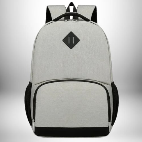 Un sac à dos gris clair avec compartiment isotherme noir, une poche avant à fermeture éclair et une étiquette noire en forme de losange avec deux lignes verticales.